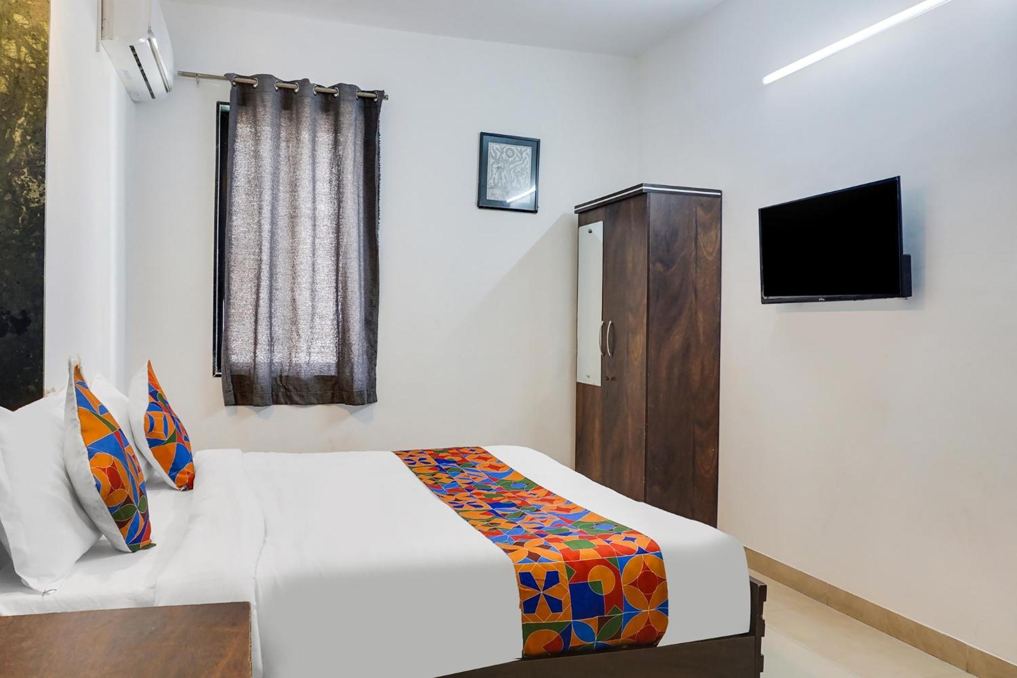 Fabhotel Corporate Executive - Nr D'Mart, Baner Méribel Village Exteriör bild